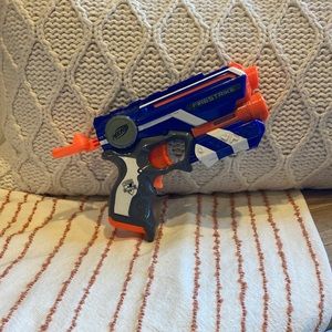 Nerf n strike firestrike blaster comes with darts
